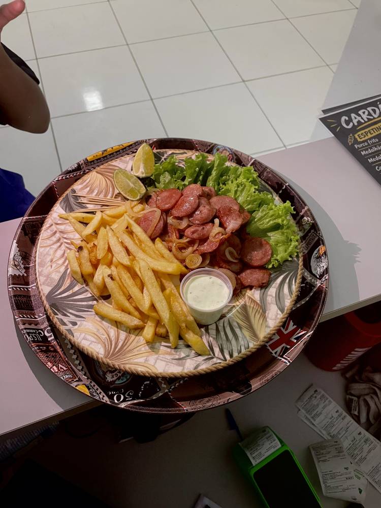 Porção de batata com calabresa